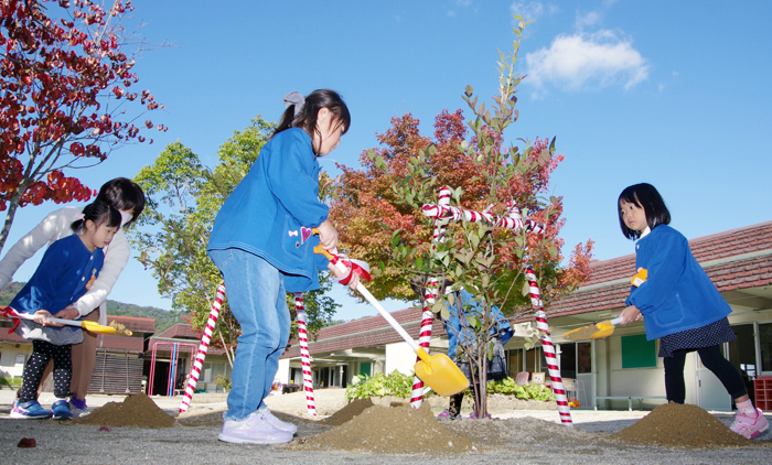 実りある人生に 園児がブルーベリー植樹 名張幼稚園50周年 伊賀タウン情報 You